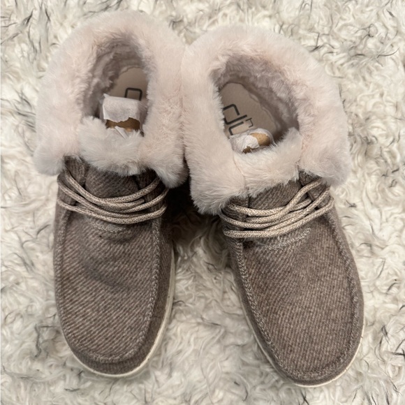 NWOT - Hey Dudes Womens Wendy Fold Boot - - Picture 2 of 5